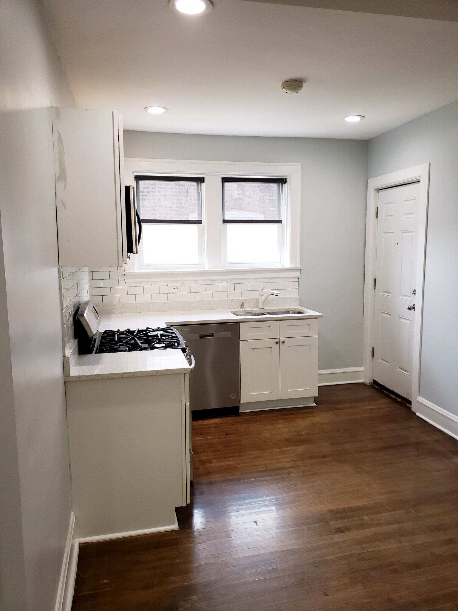 Building Photo - 3320 N LeClaire Ave