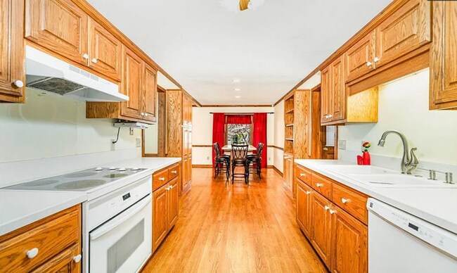 Building Photo - Charming ranch home 3 bedrooms and 2 bathrooms in Burlington w/ 5 garage spaces.