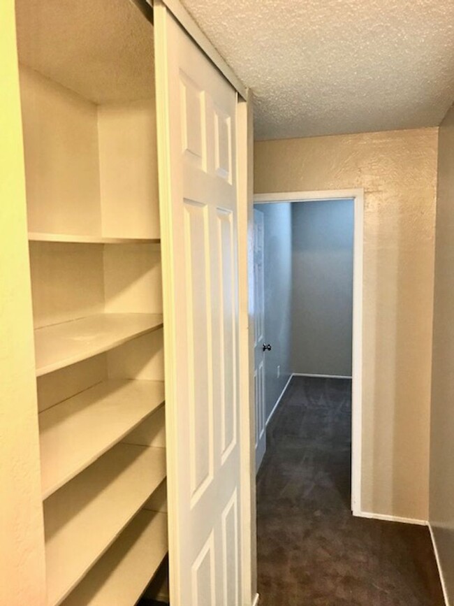 Building Photo - 3 Bed 1.5 Bath Townhouse in Antioch -- COM...