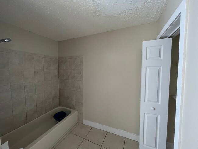 Building Photo - 509 Haverhill St