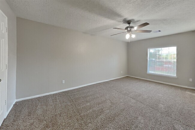 Building Photo - 20402 Avery Point Dr