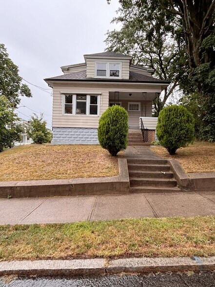 Primary Photo - 584 River Ave