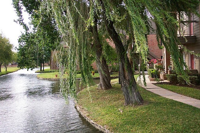 Building Photo - 2023 Gentryside Dr