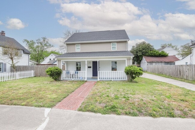 Building Photo - Renovated and Roomy 3 Bedroom Home in the ...
