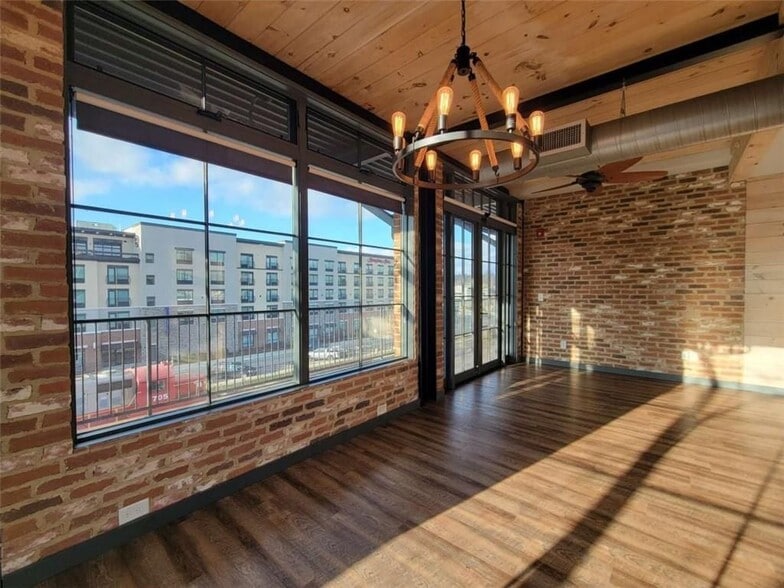 Building Photo - 550 E Main St