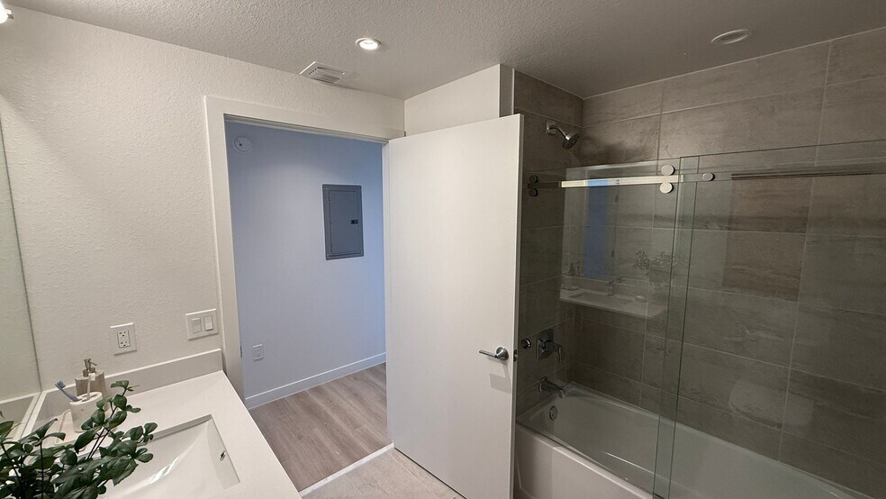 Building Photo - 951 NW 40th Ave