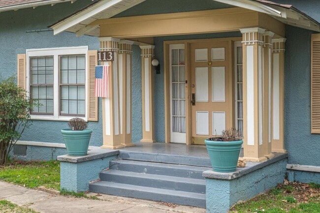 Building Photo - 113 Dell St