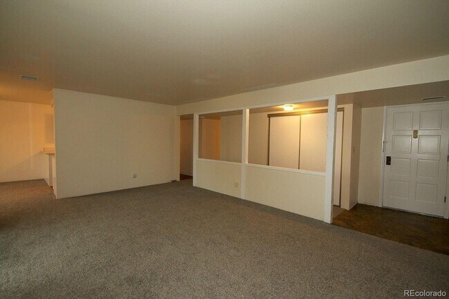 Building Photo - 3 bed 2 bath Condo in Centennial!