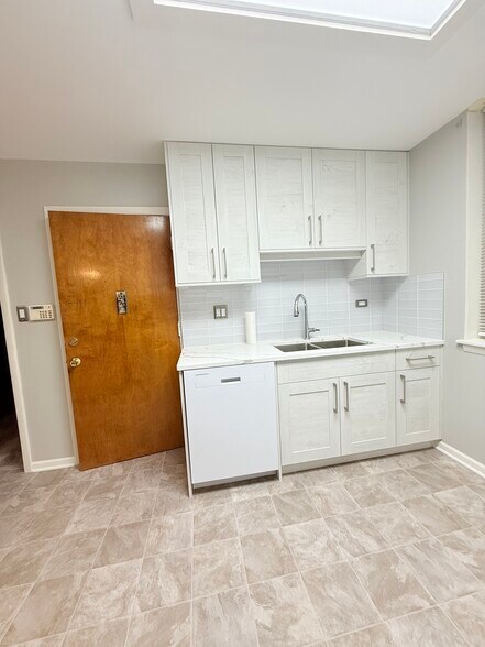 Building Photo - 1123 W Webster Ave