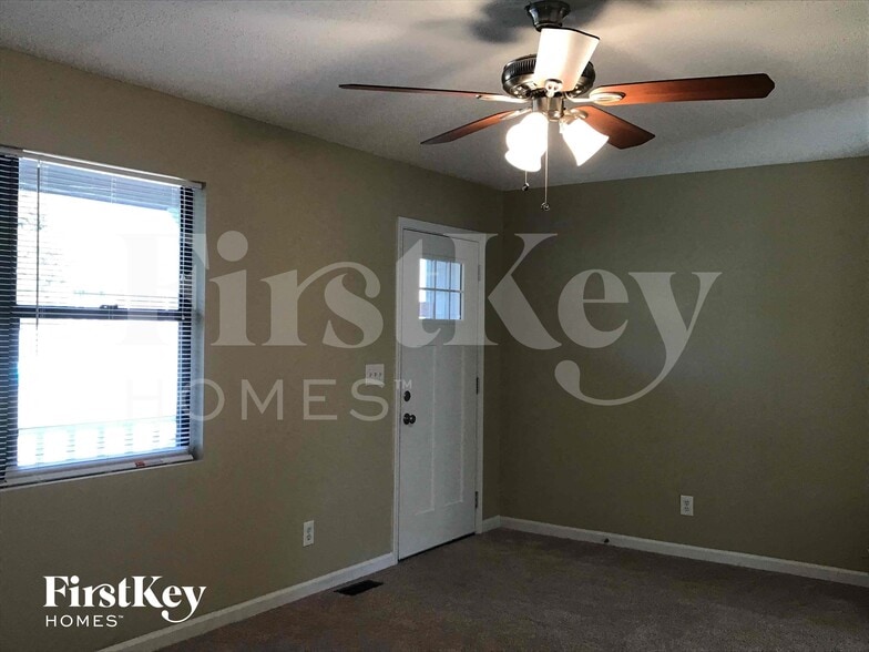 Building Photo - 3675 Sharon Dr