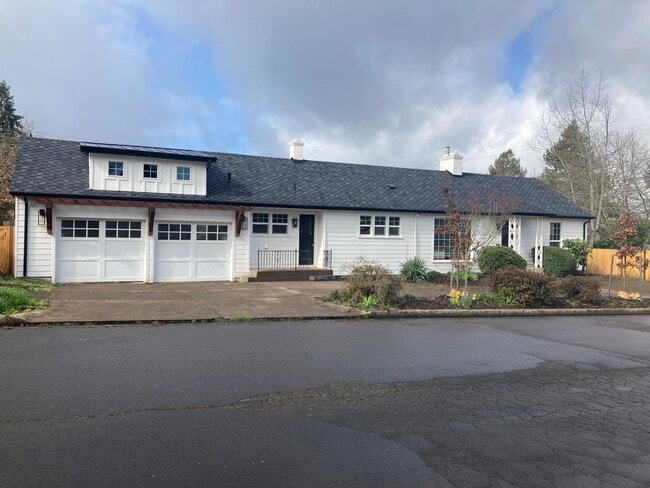 Primary Photo - Fully Renovated 4 Bed Home w/ Fenced Backy...