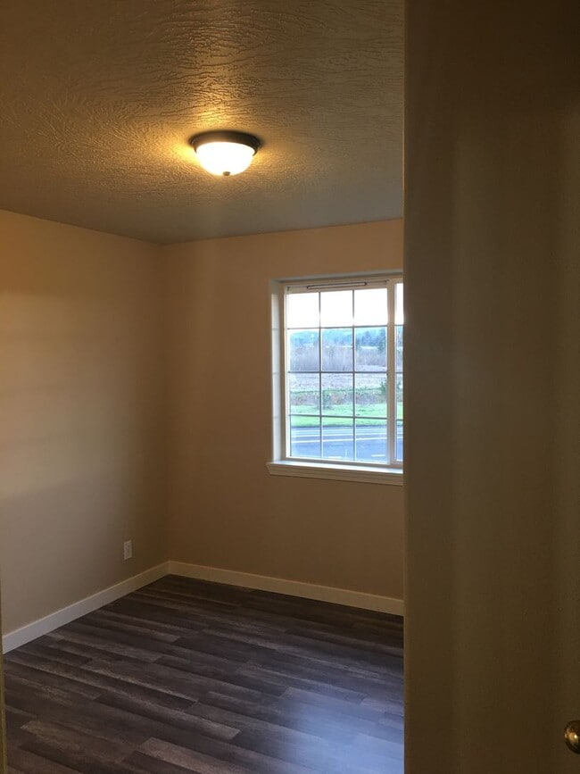 Building Photo - Updated Duplex -3 Bedroom 1.5 Bath - 4886 Fergus Avenue!