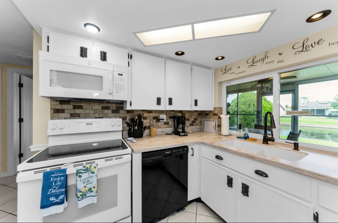 Kitchen area with 4 seating bar area. Canal water view!!! - 3931 Sail Dr