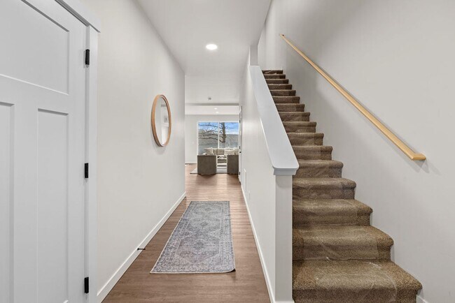 Building Photo - Luxury Living Off Appleway Trial Brand New...