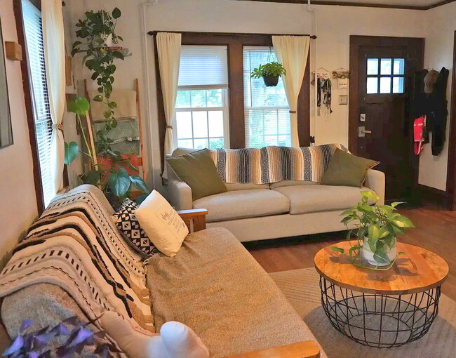 Building Photo - Charming 1950s Home Just Minutes from Downtown Harrisonburg!