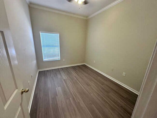 Building Photo - Enjoy First-Floor Living in a Peaceful Gated Jacksonville Community