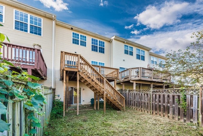 Building Photo - Fantastic Townhouse w/ Garage - Quick High...