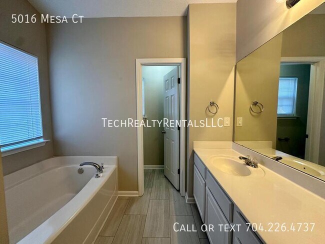 Building Photo - 5016 Mesa Ct