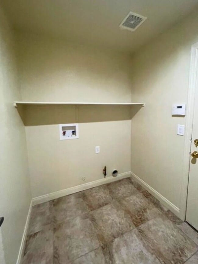 Building Photo - MOVE-IN READY 3BR/2BA SINGLE FAMILY HOME I...