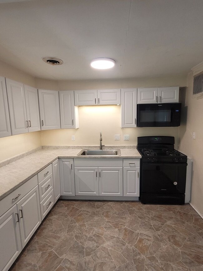 Building Photo - 2 Bedroom Home with large yard