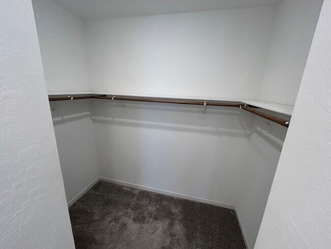 Building Photo - 3 bedroom townhome in Henderston gated community