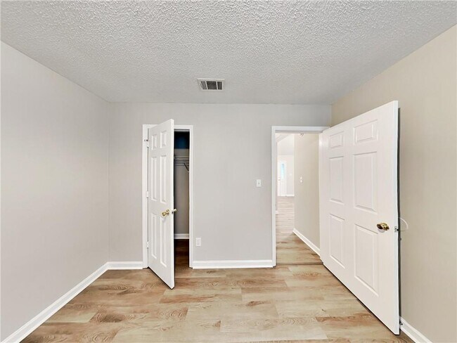 Building Photo - 276 Village Dr