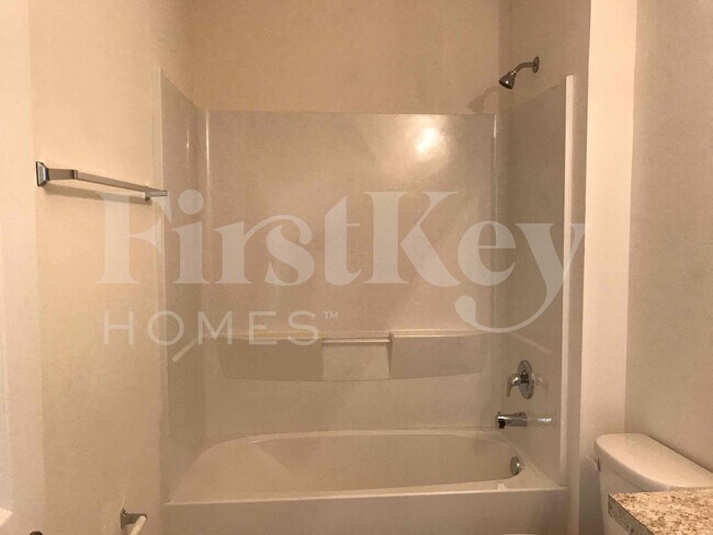 Building Photo - 620 SE 1st Pl