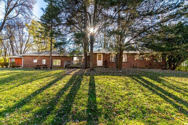 Building Photo - 3 Bedroom Ranch in Grayslake!