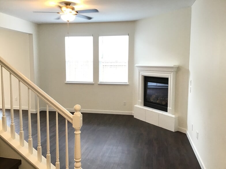 Building Photo - 1940 Black Sand Dr