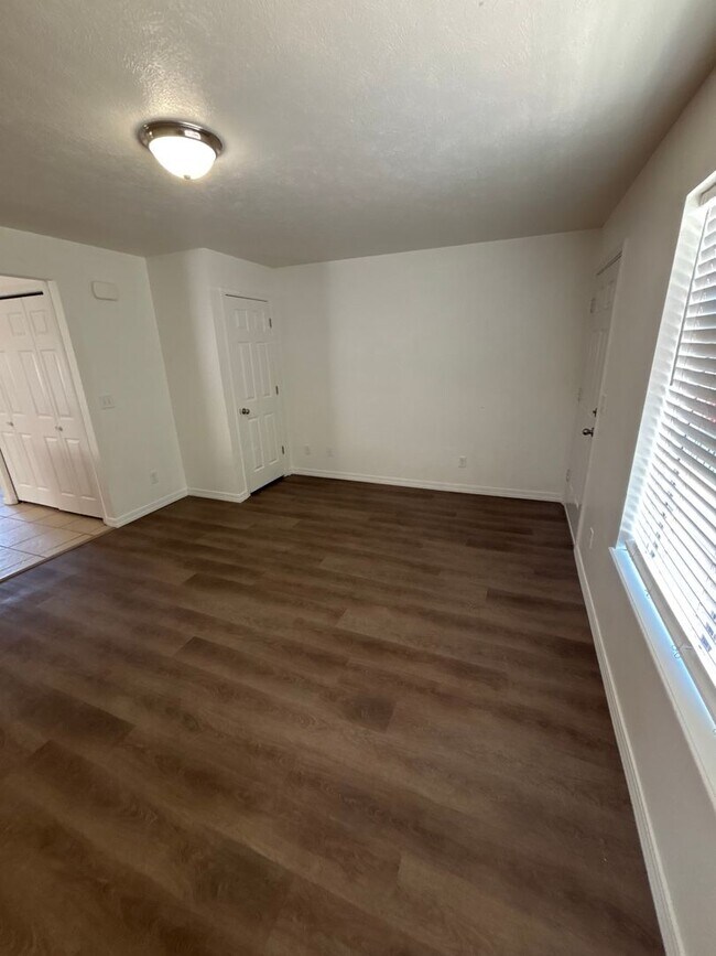 Building Photo - 721 20th St