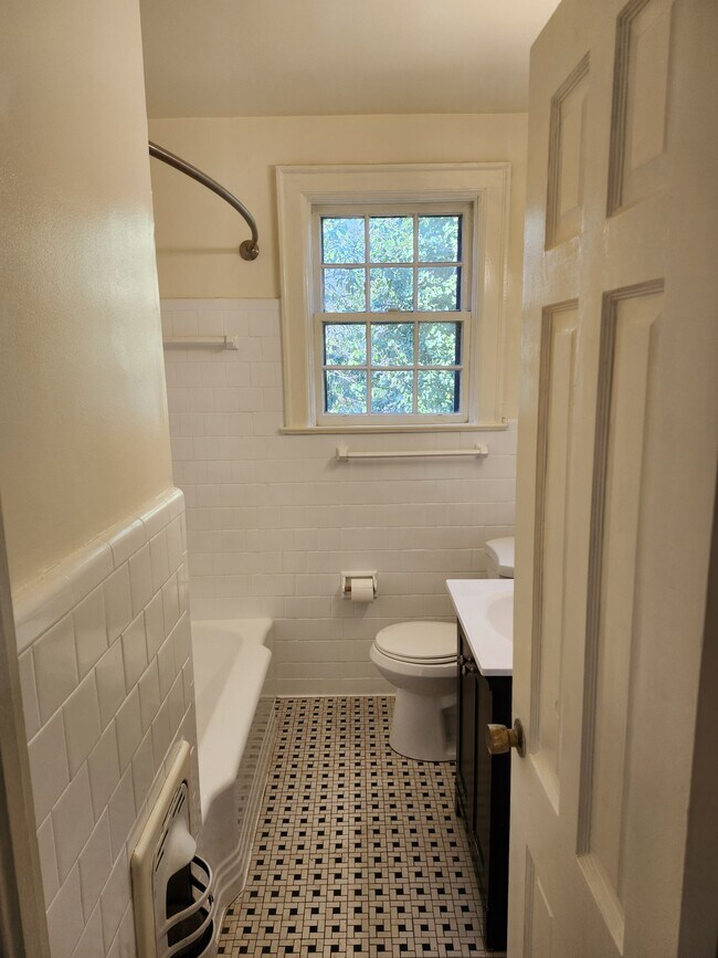 Building Photo - 1032 Felder Ave