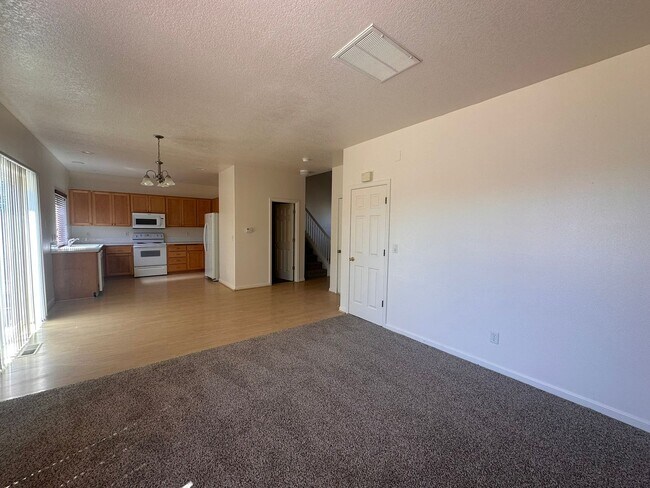 Building Photo - West Eugene 4 Bedroom Treasure