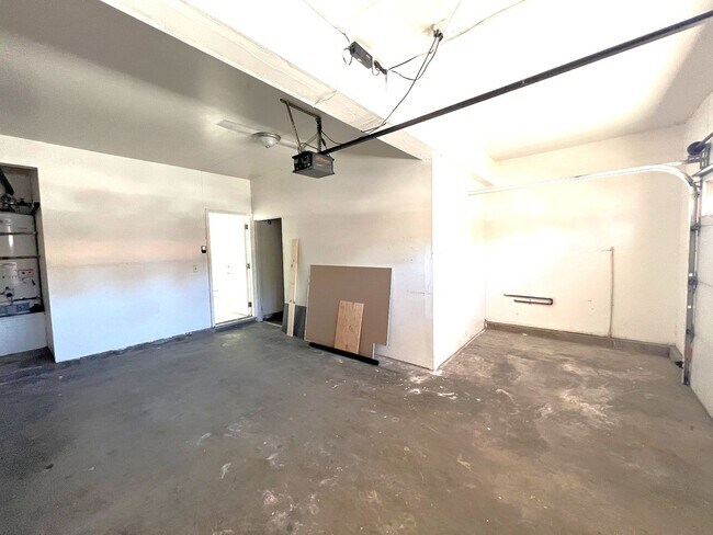 Building Photo - Spacious 4-Bedroom Home with Large Backyard in Moreno Valley