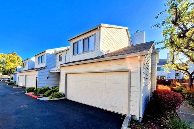 Building Photo - Beautiful 2bd Townhouse With Attached Garage, Private Patio, Pool/Hot Tub, & Clubhouse!