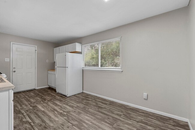 Building Photo - Newly Updated 3-Bedroom Duplex with Fresh Paint and Flooring!