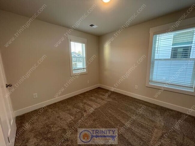 Building Photo - Beautiful and spacious! Ready for move in!