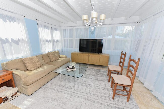 Building Photo - 340 Russlyn Dr