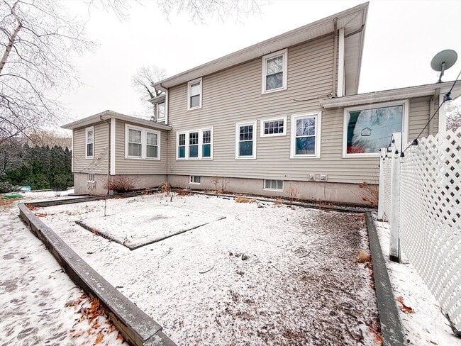 Building Photo - 66 Riverview Ave