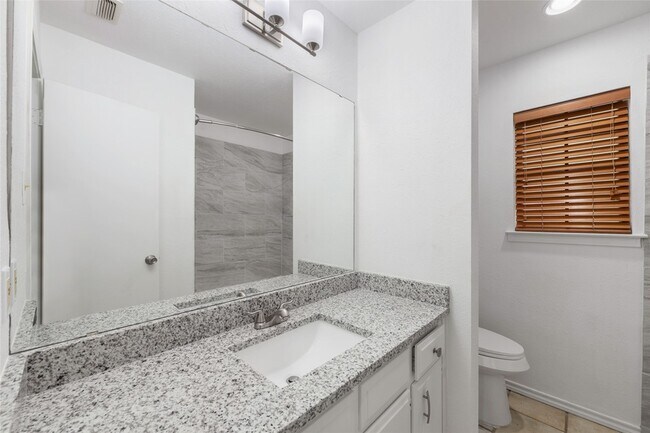 Building Photo - 2123 Mistletoe Ave
