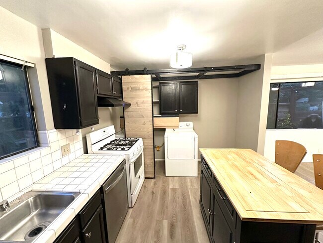 Building Photo - 5303 Alhama Dr