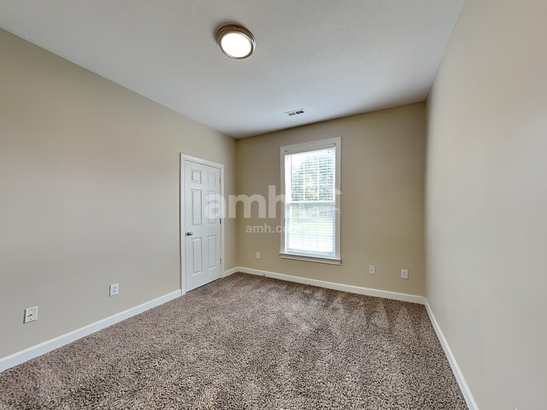 Building Photo - 16 Greenbranch Way