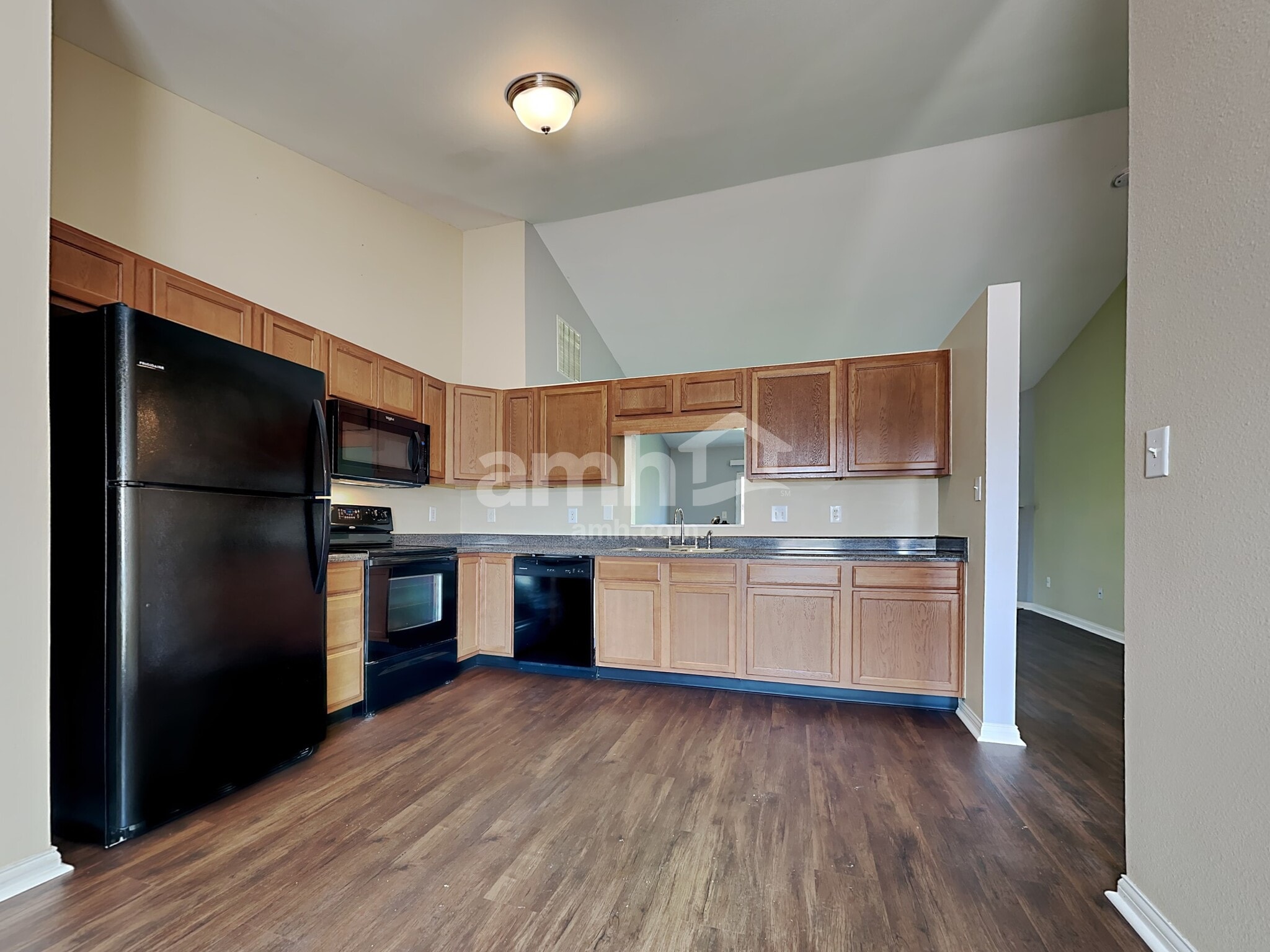 Building Photo - 1028 W Muskegon Dr