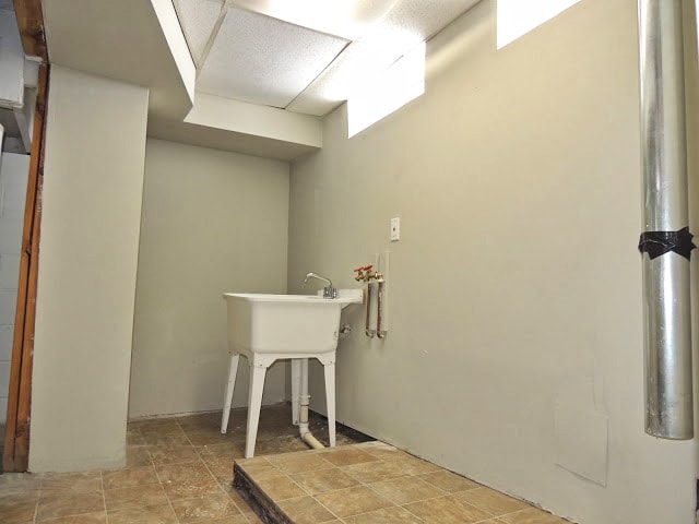 Building Photo - Renovated 3 Bedroom Colonial!