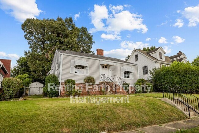Building Photo - 905 7th St W