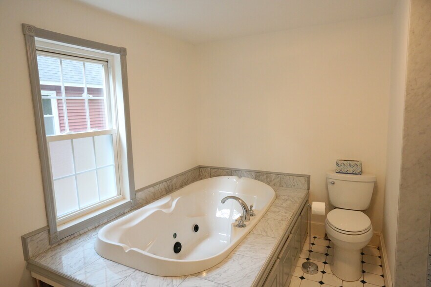 2nd floor full bath - Jacuzzi Tub - 51 Canal St