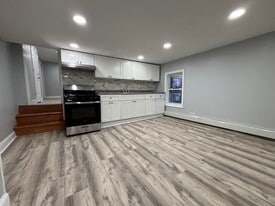 Building Photo - 318 E 1st Ave