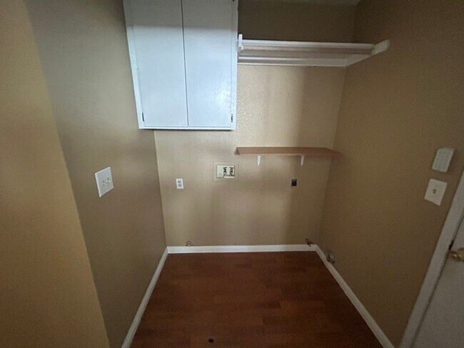 Building Photo - 3 bedroom 2 bathroom in Desirable SW Visalia!