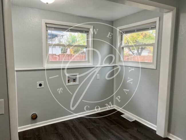 Building Photo - Beautiful 2 bedroom home in West Toledo