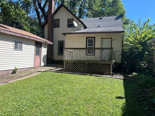 Building Photo - 3 Bed 2 Bath Single Family Home