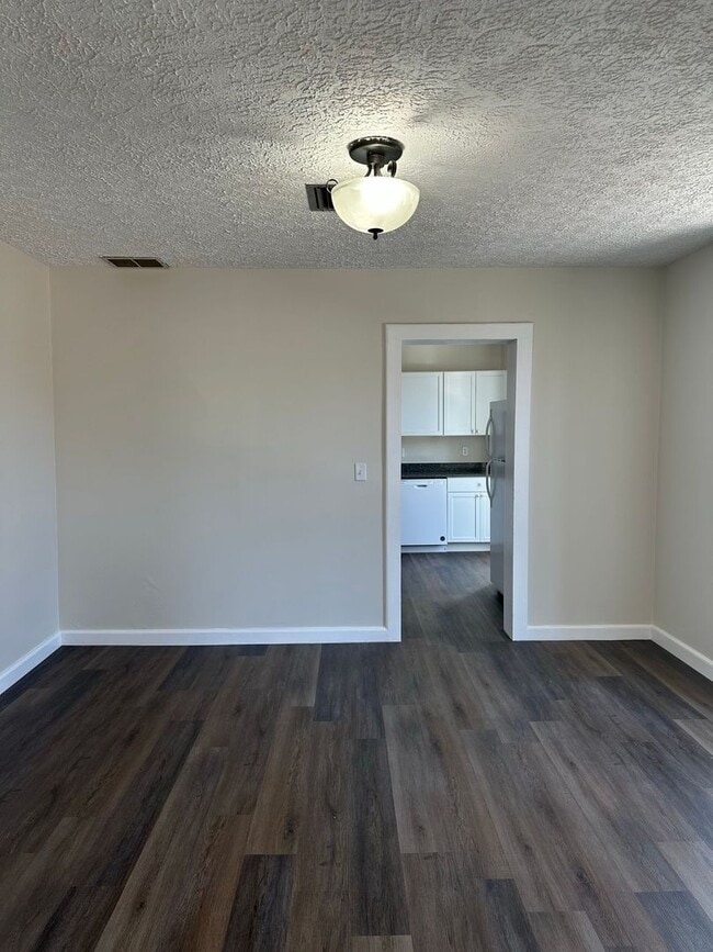 Building Photo - 1024 Main St